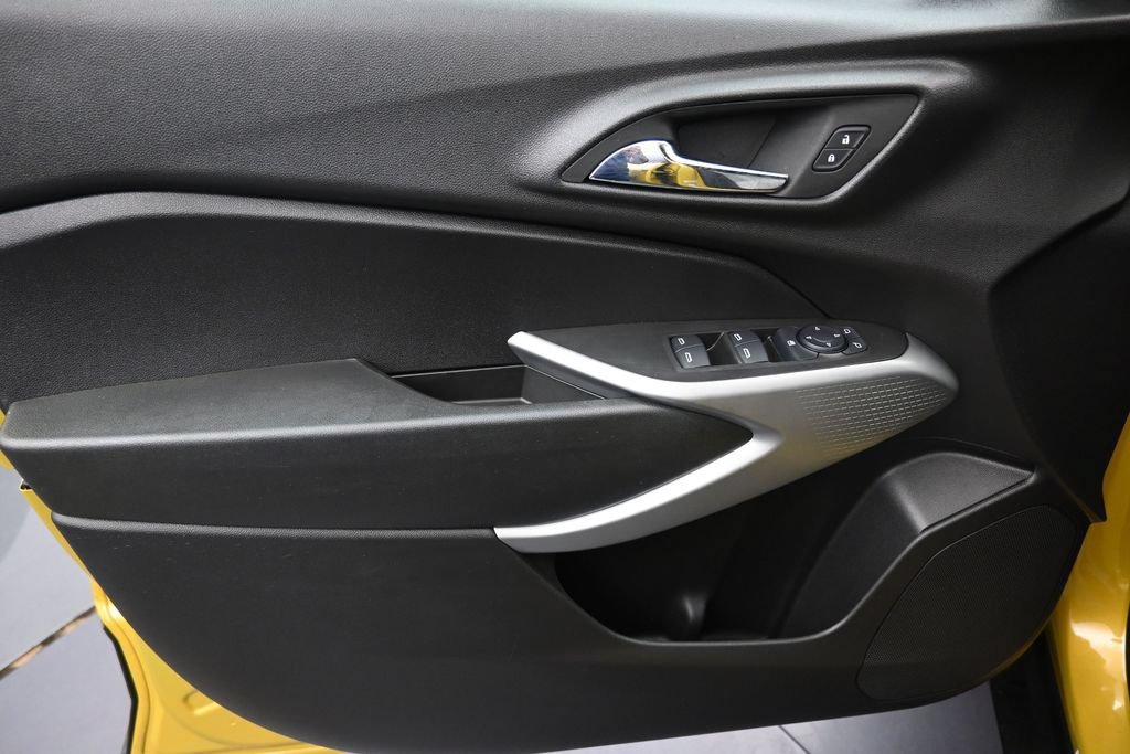 Used 2024 Chevrolet Trax RS w/ Sunroof Package FWD image 11
