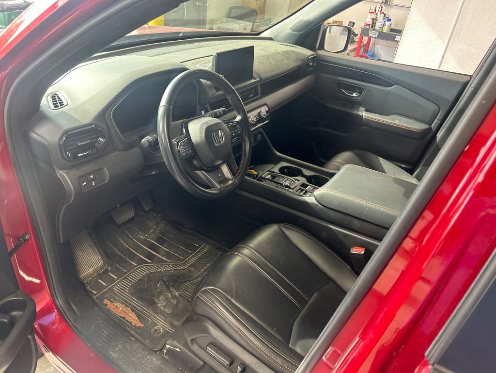 Used 2025 Honda Pilot TrailSport image 2