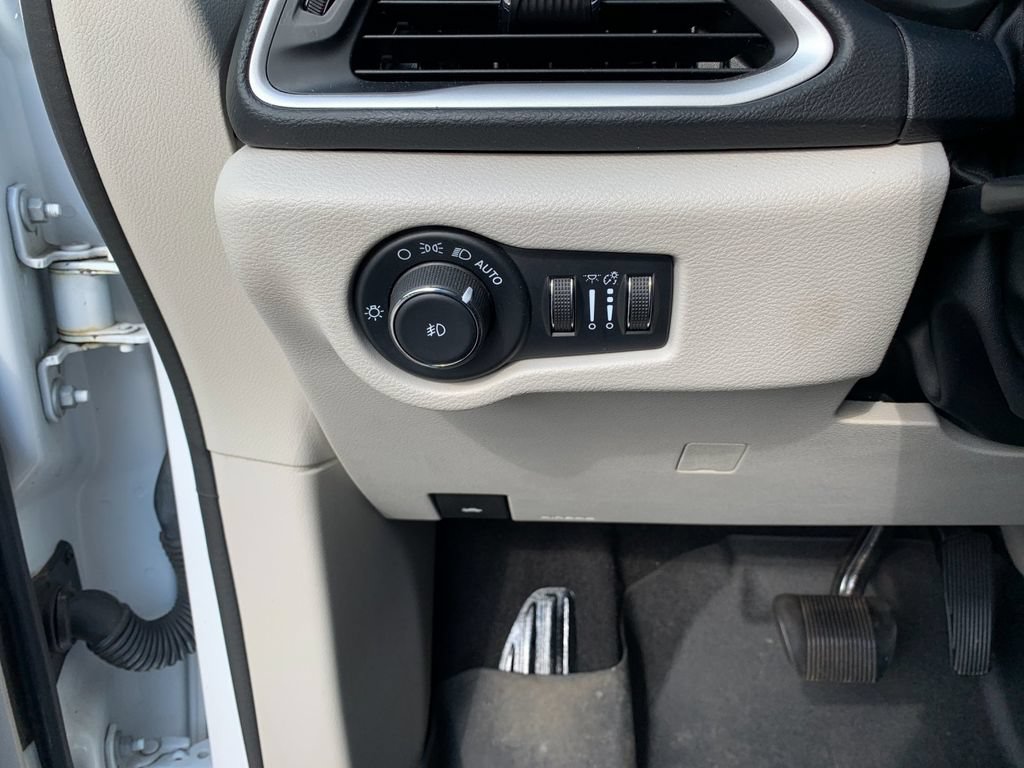 Used 2022 Chrysler Pacifica Touring-L FWD image 34
