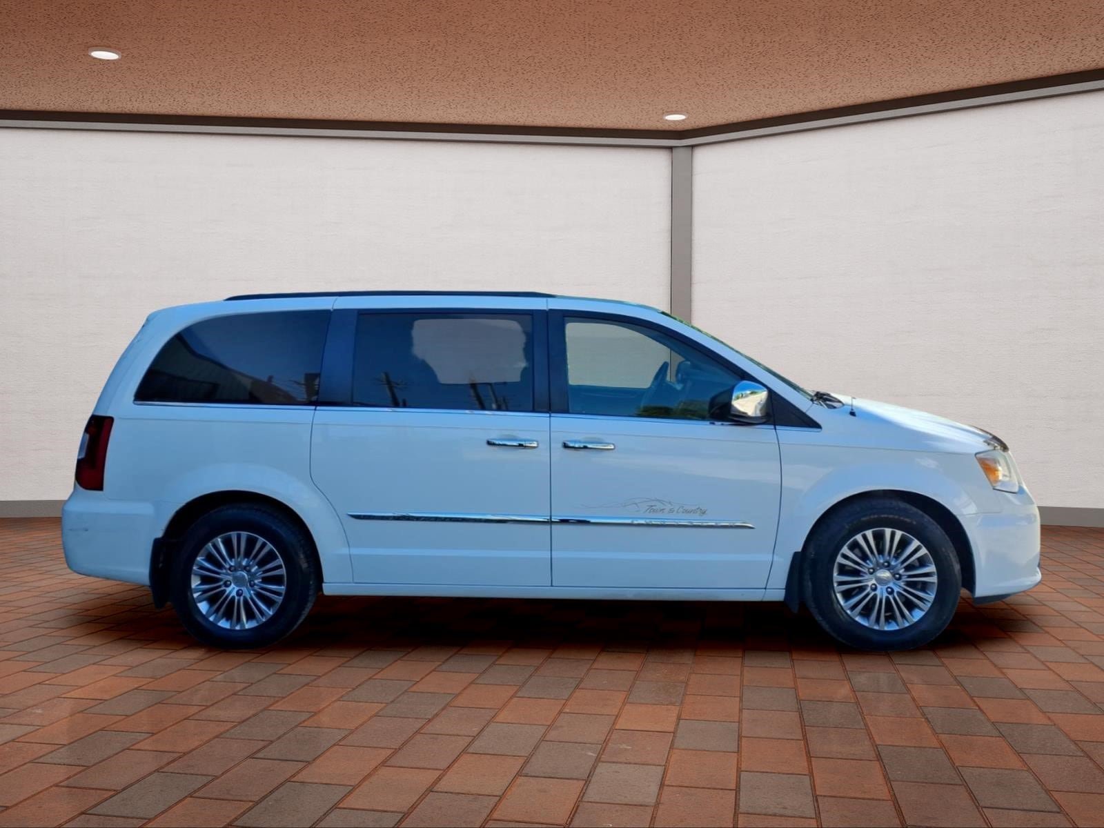 Used 2013 Chrysler Town & Country Touring-L w/ Driver Convenience Group FWD image 4