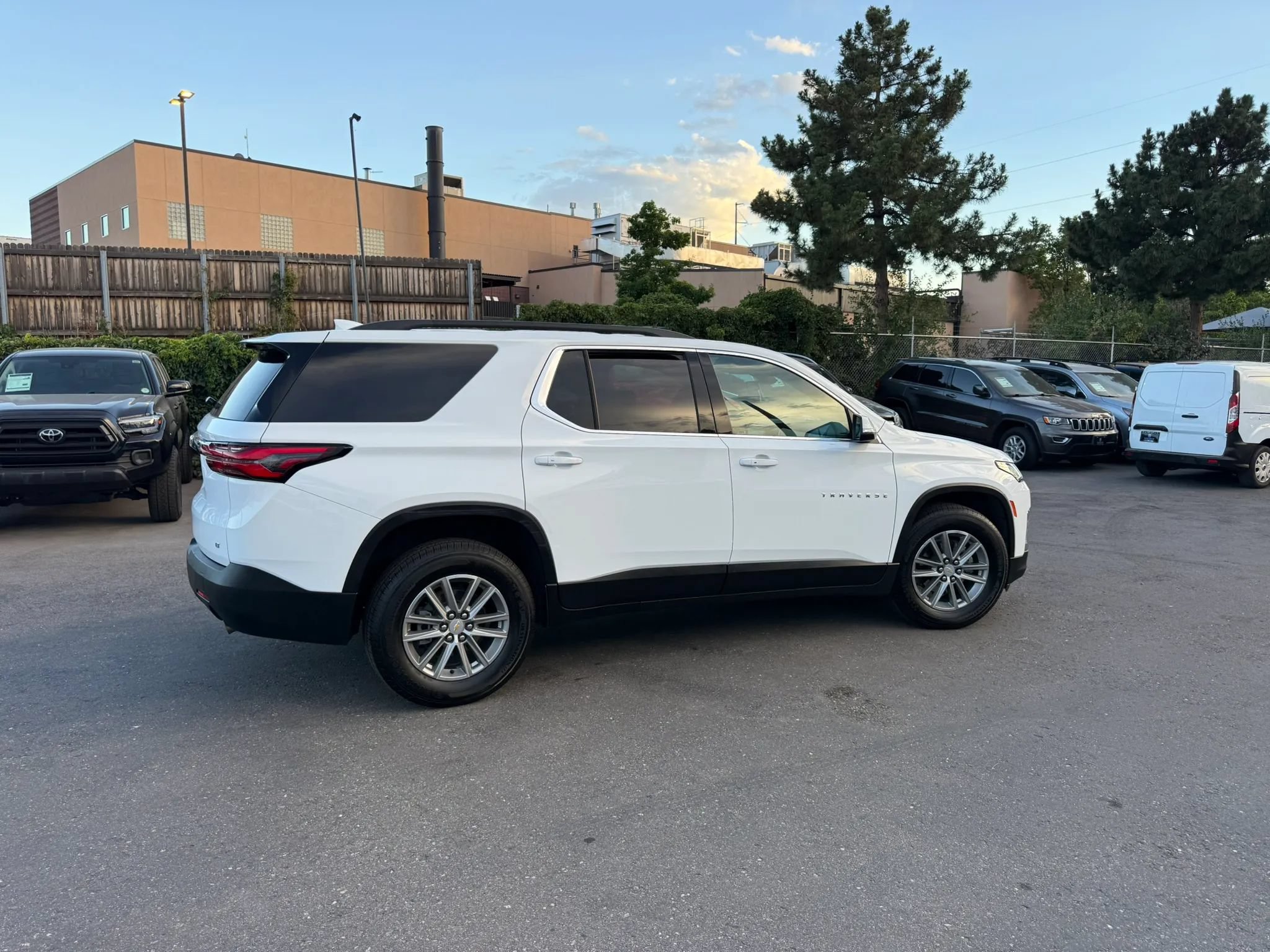 Used 2023 Chevrolet Traverse LT w/ LPO, Cargo Package AWD/4WD image 5