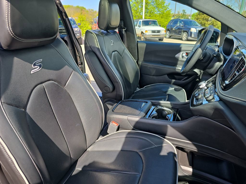 Used 2025 Chrysler Pacifica Limited FWD image 10