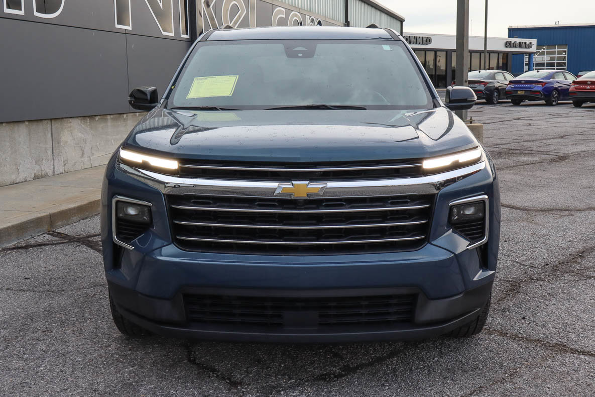 Used 2025 Chevrolet Traverse LT FWD image 2