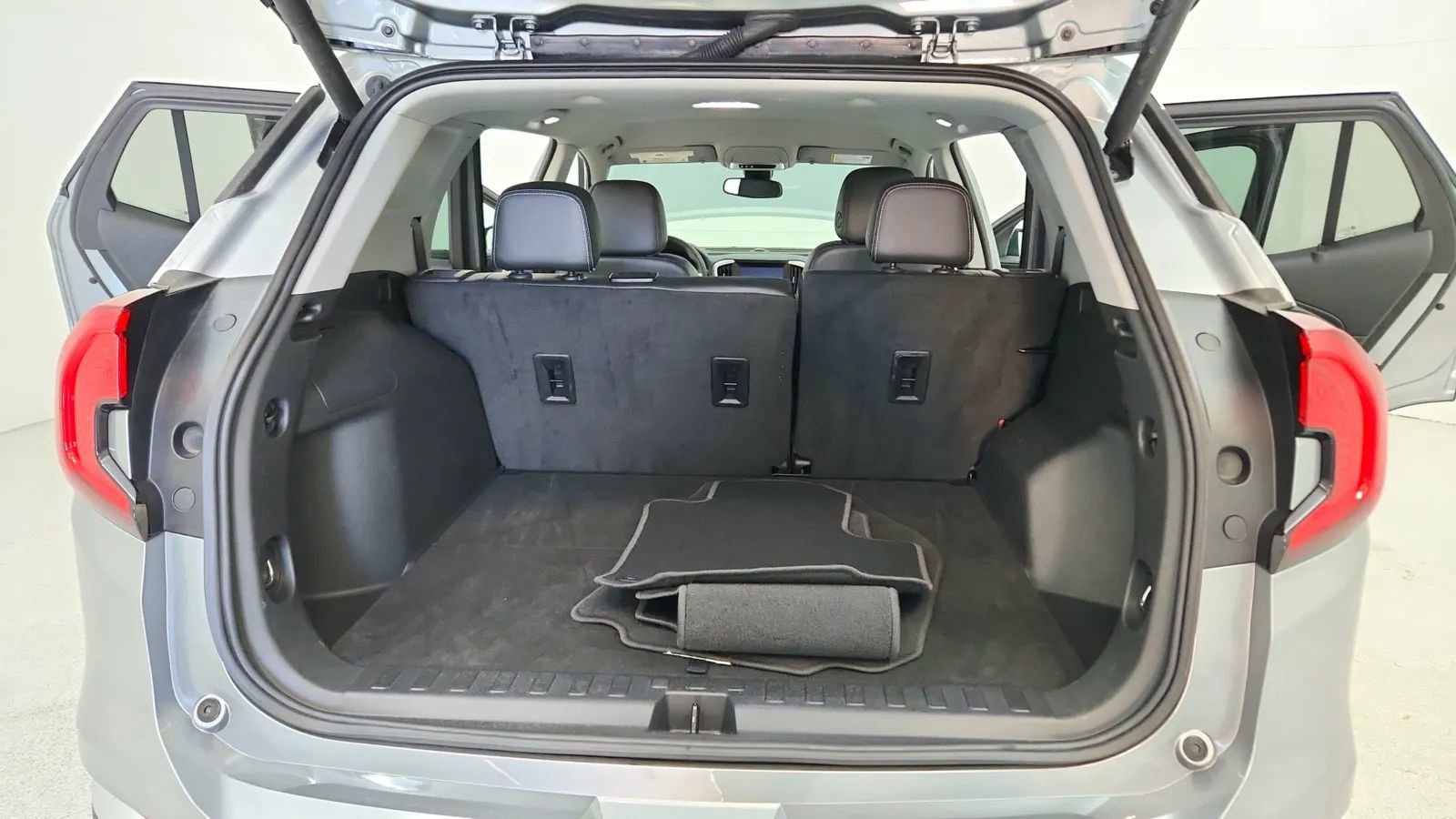 Used 2023 GMC Terrain SLT image 19