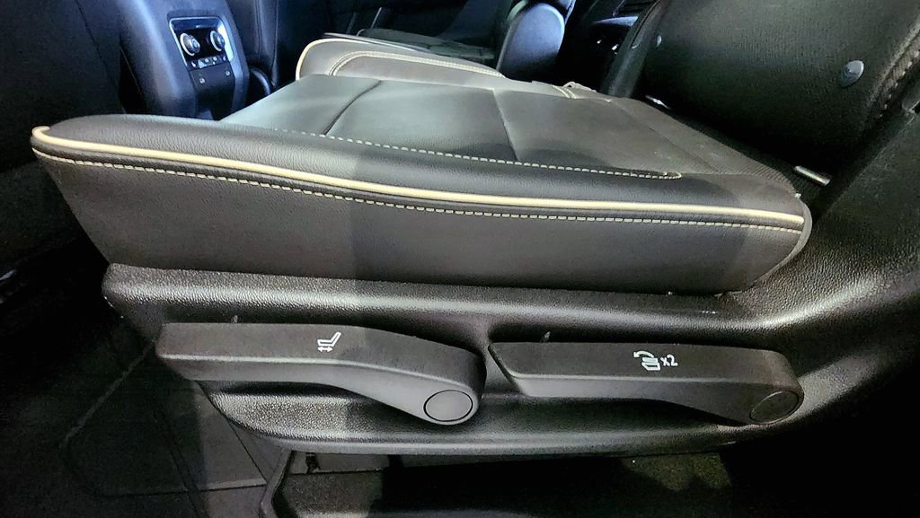 Used 2021 Chevrolet Tahoe Premier AWD/4WD image 32