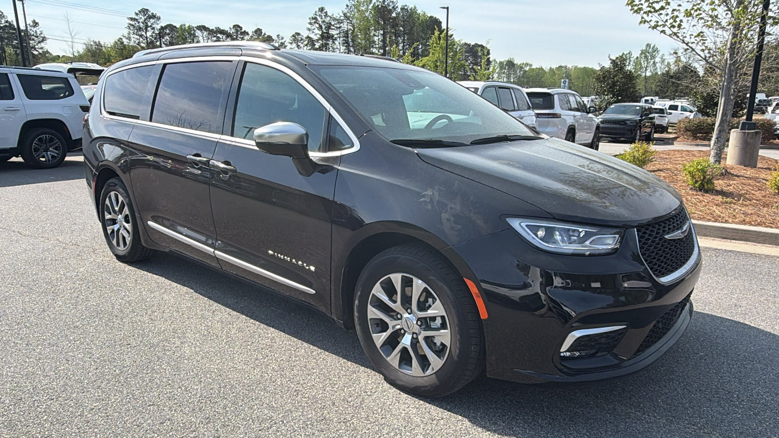 Used 2025 Chrysler Pacifica Pinnacle FWD image 5