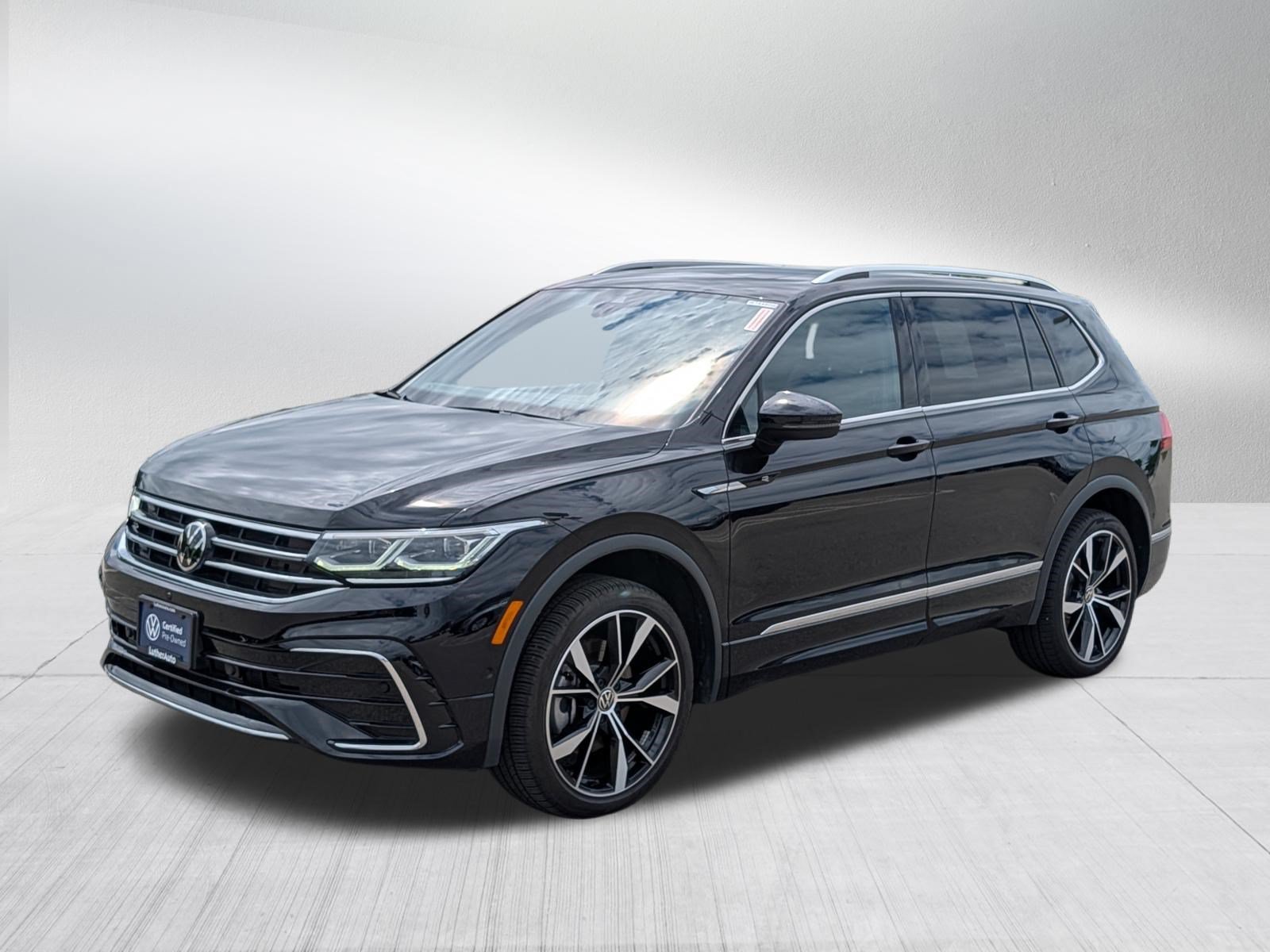 Certified 2023 Volkswagen Tiguan SEL R-Line AWD/4WD image 3