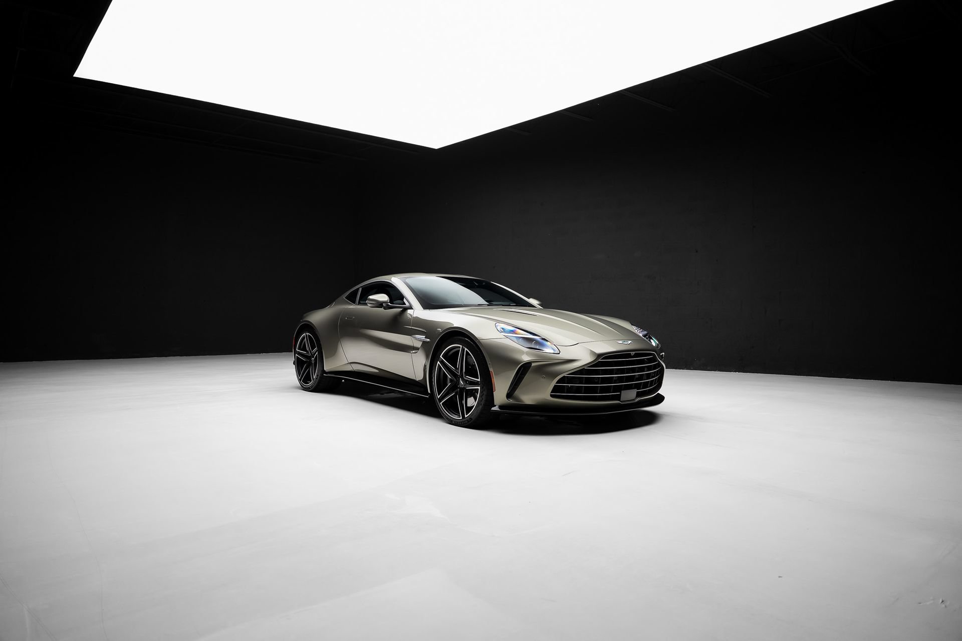 Used 2025 Aston Martin V8 Vantage Coupe RWD image 76