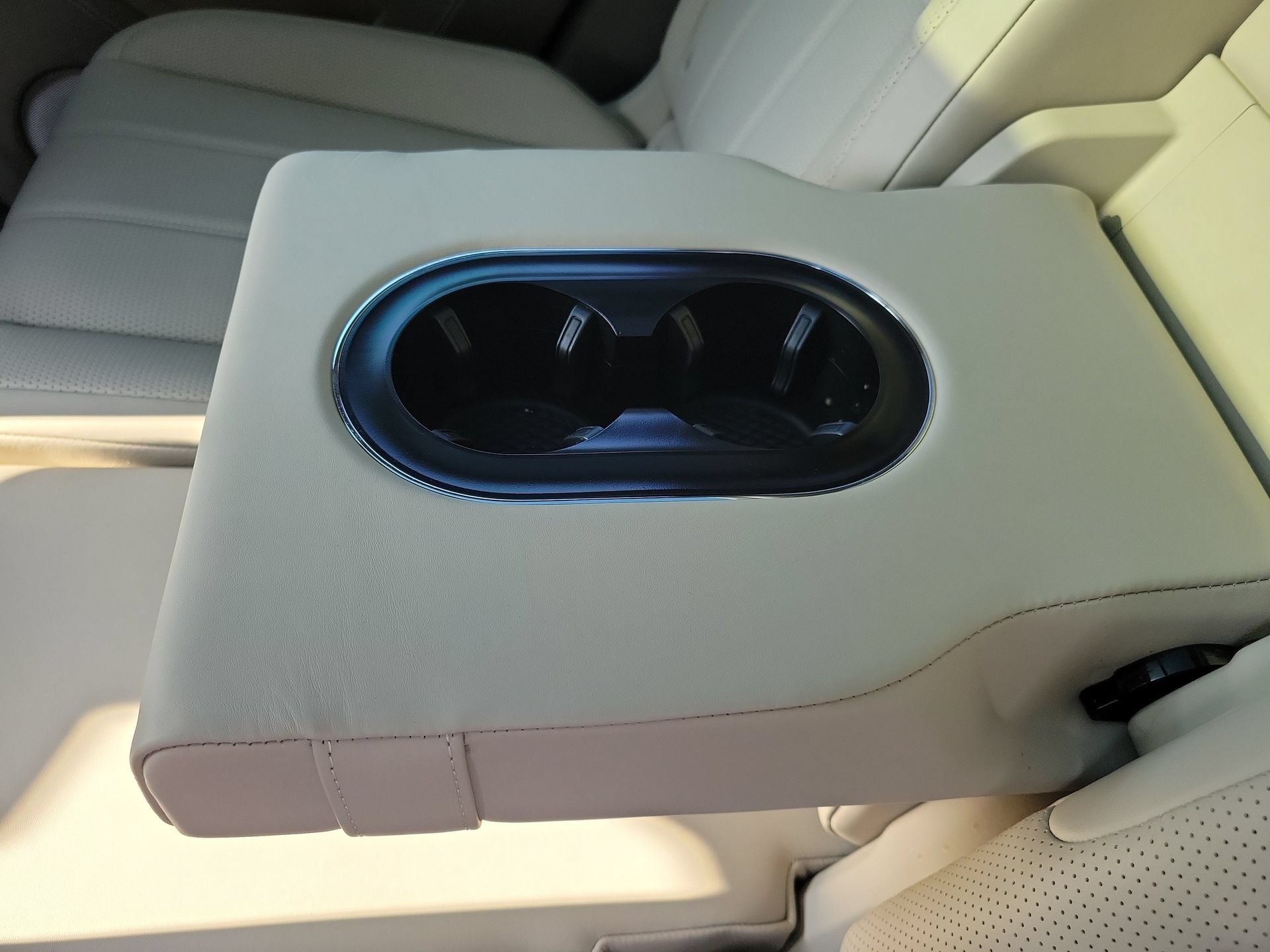 Certified 2023 Bentley Bentayga Plug-In Hybrid AWD/4WD image 22