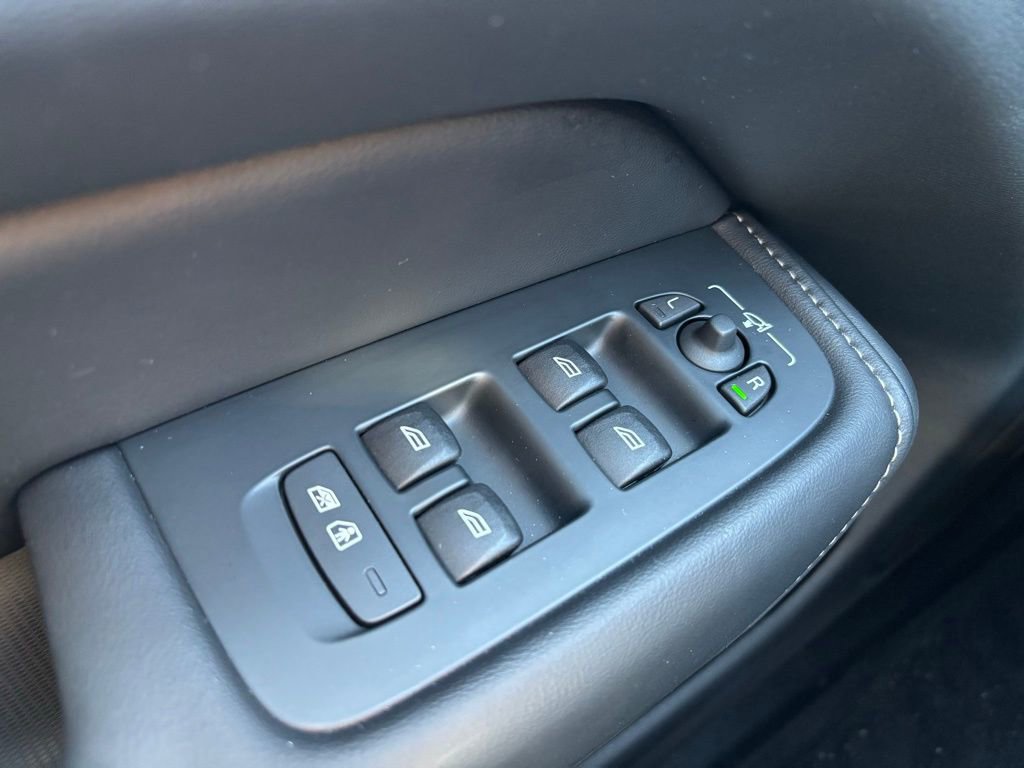 Certified 2024 Volvo XC60 B5 Ultimate w/ Climate Package image 27