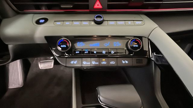 Certified 2025 Hyundai Elantra Limited FWD image 23