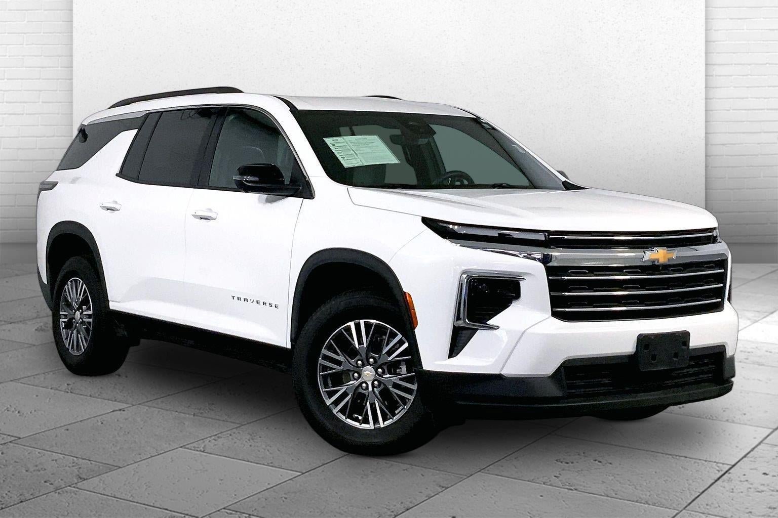 Used 2026 Chevrolet Traverse LT w/ Driver Confidence Package AWD/4WD image 1