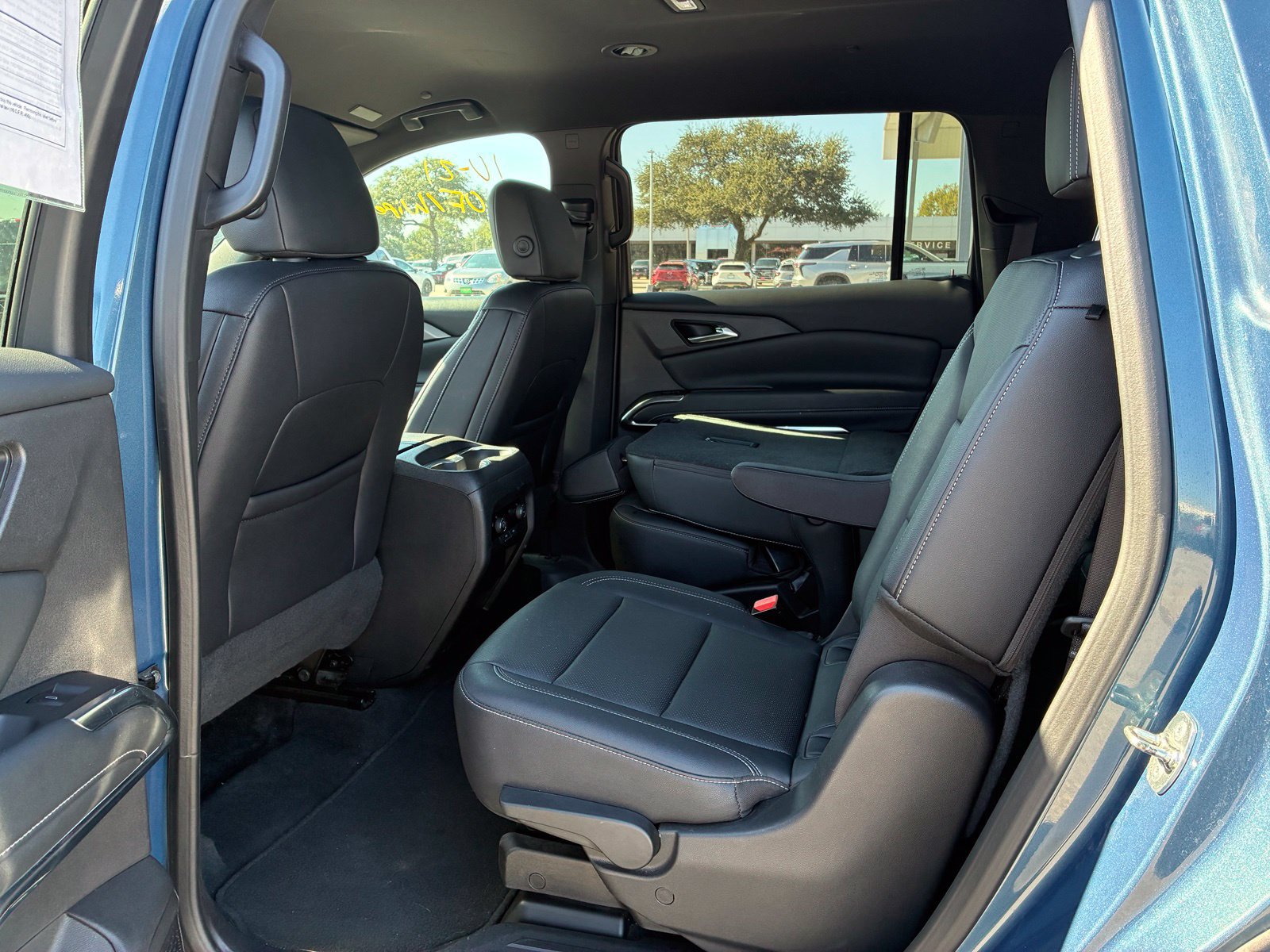 Used 2025 Chevrolet Traverse LT FWD image 3