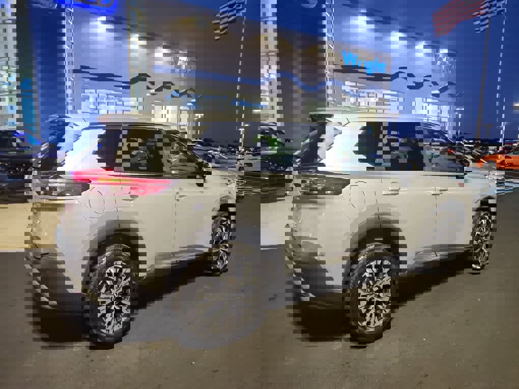 Used 2023 Nissan Rogue SV image 2