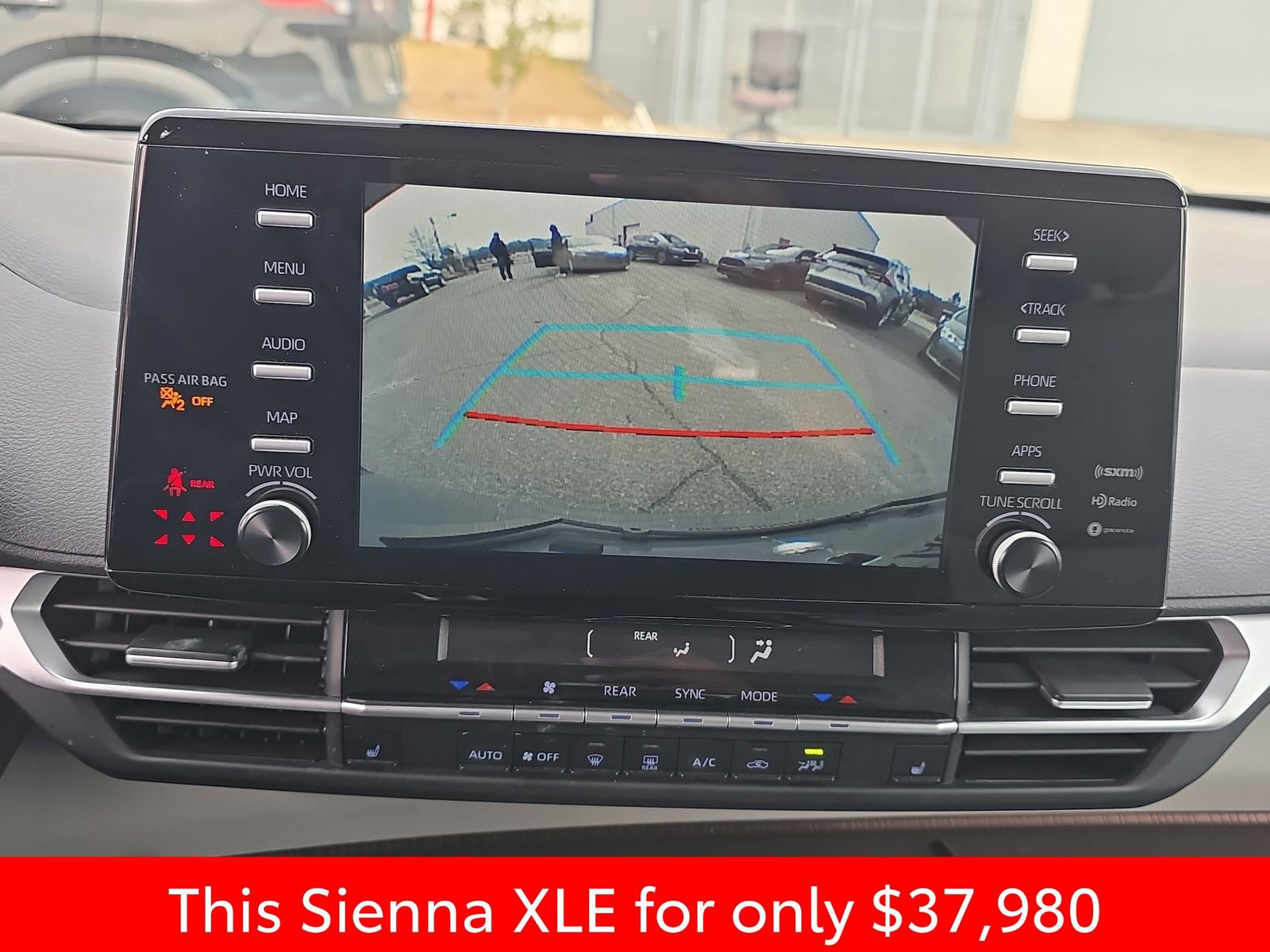 Used 2024 Toyota Sienna XLE image 33