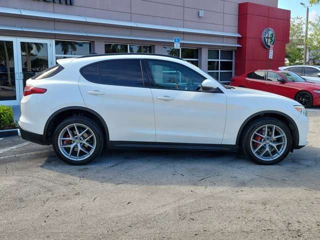 Used 2018 Alfa Romeo Stelvio Ti Sport AWD/4WD image 2