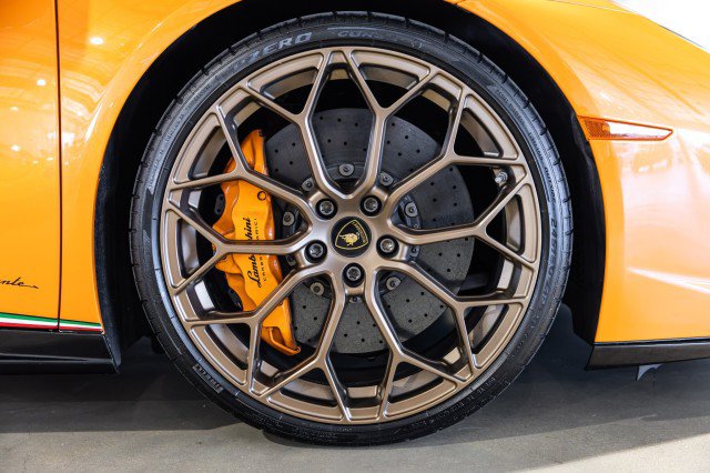 Used 2018 Lamborghini Huracan Performante AWD/4WD image 34