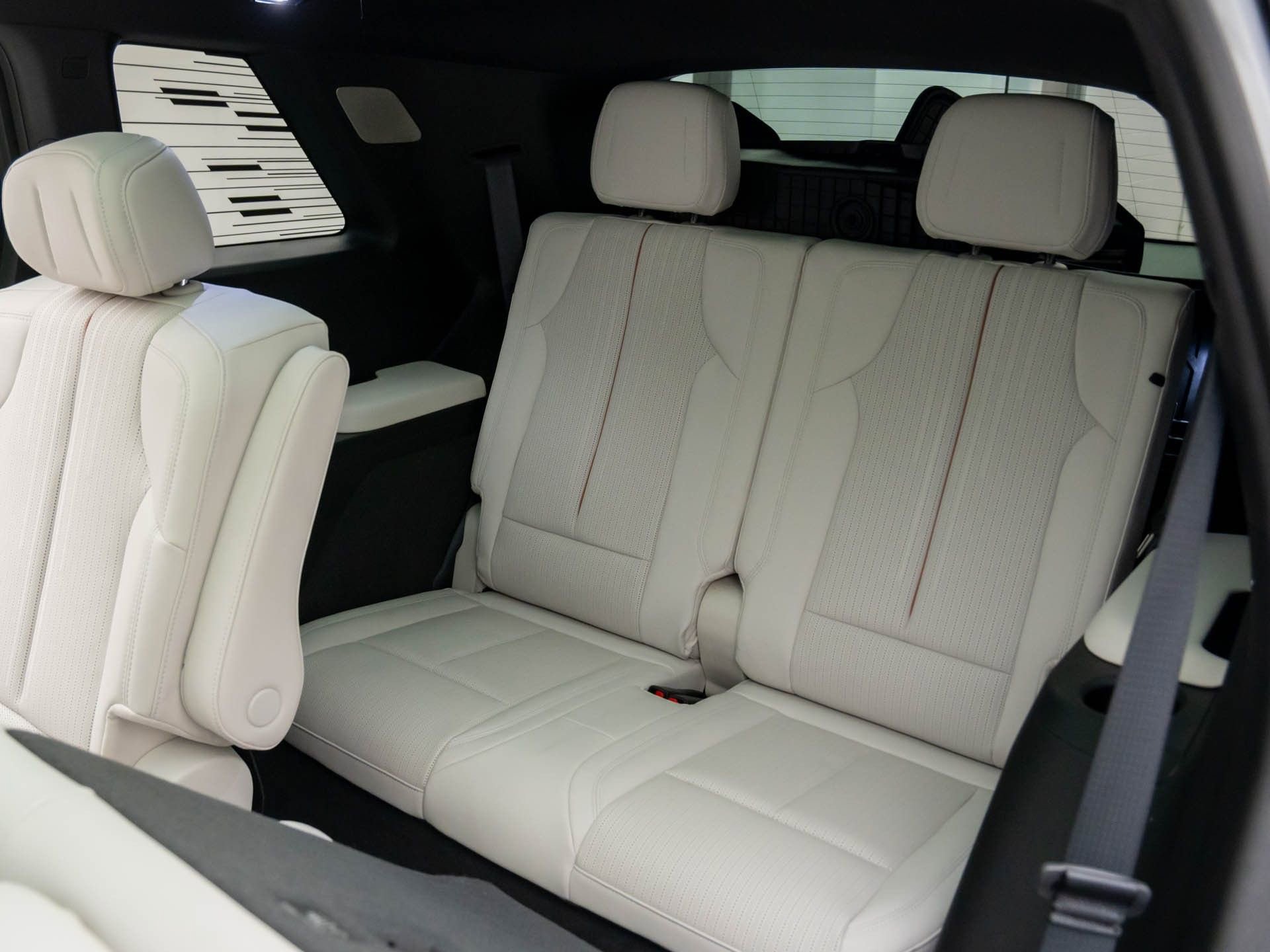 New 2026 Cadillac Vistiq Luxury w/ LPO, Floor Liner Package AWD/4WD image 19
