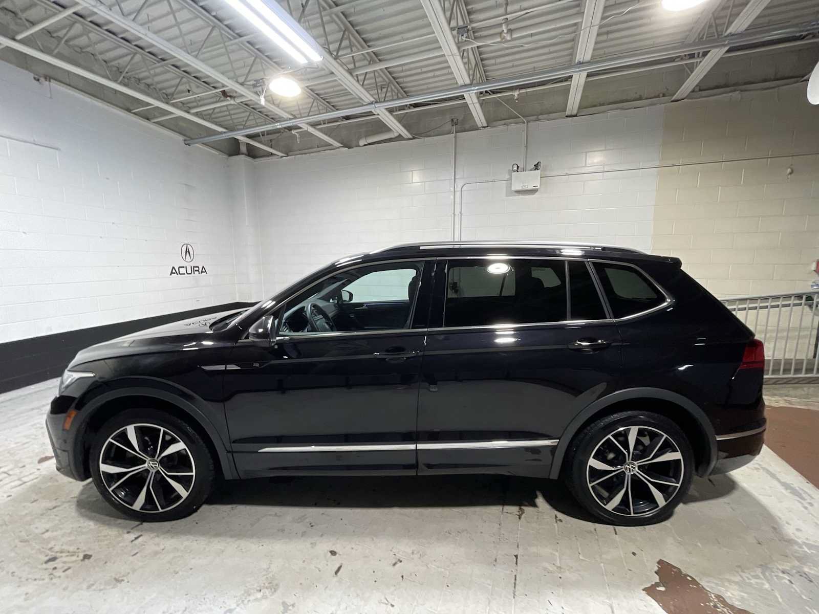Used 2022 Volkswagen Tiguan SEL R-Line AWD/4WD image 3