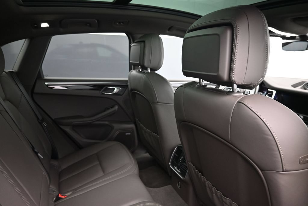 Certified 2023 Porsche Macan AWD/4WD image 7