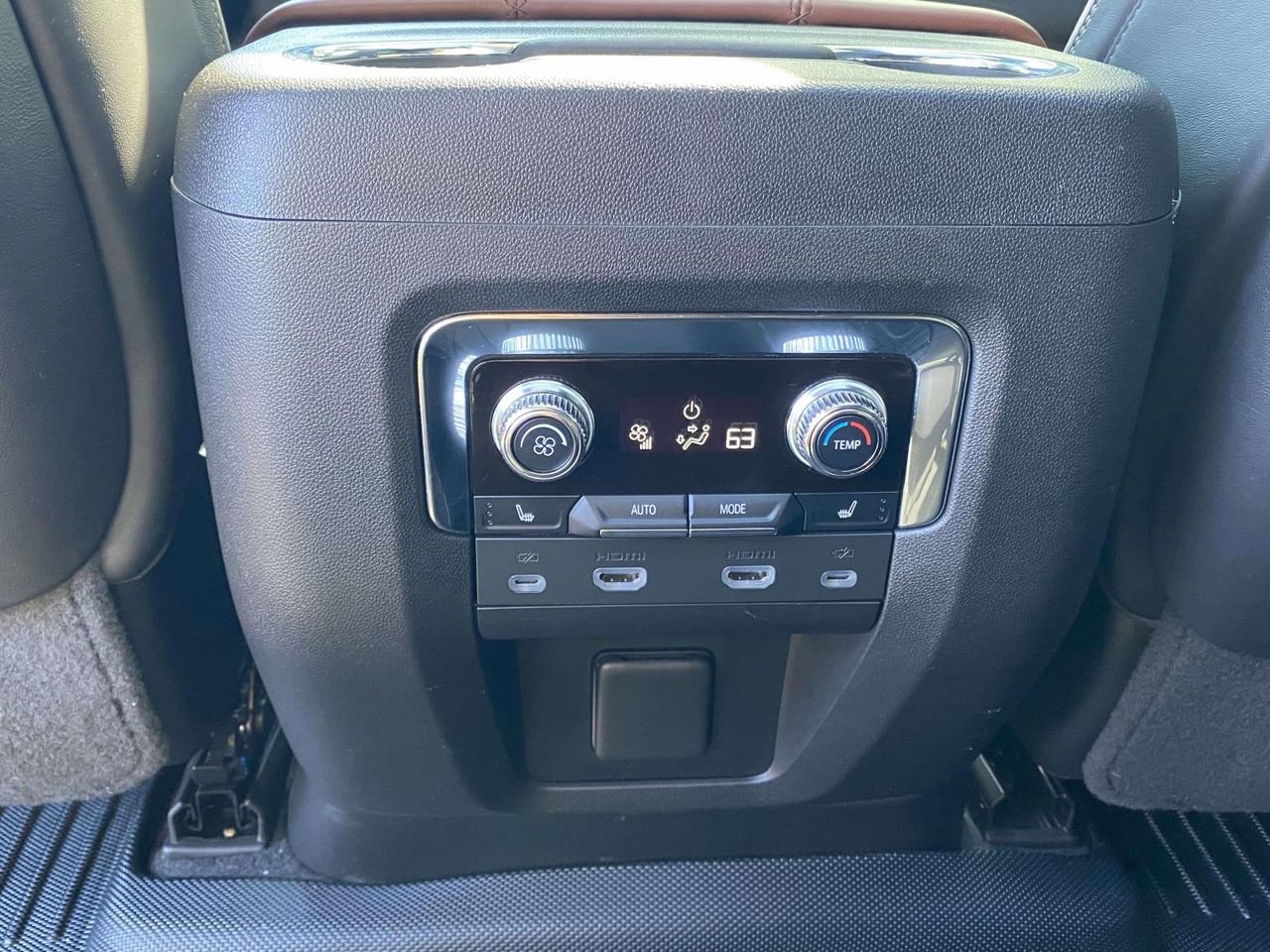 Used 2023 GMC Yukon Denali Ultimate AWD/4WD image 12
