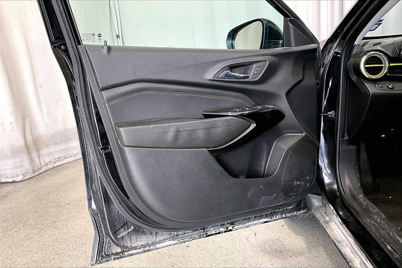 Used 2024 Chevrolet Trax ACTIV w/ Sunroof Package FWD image 21