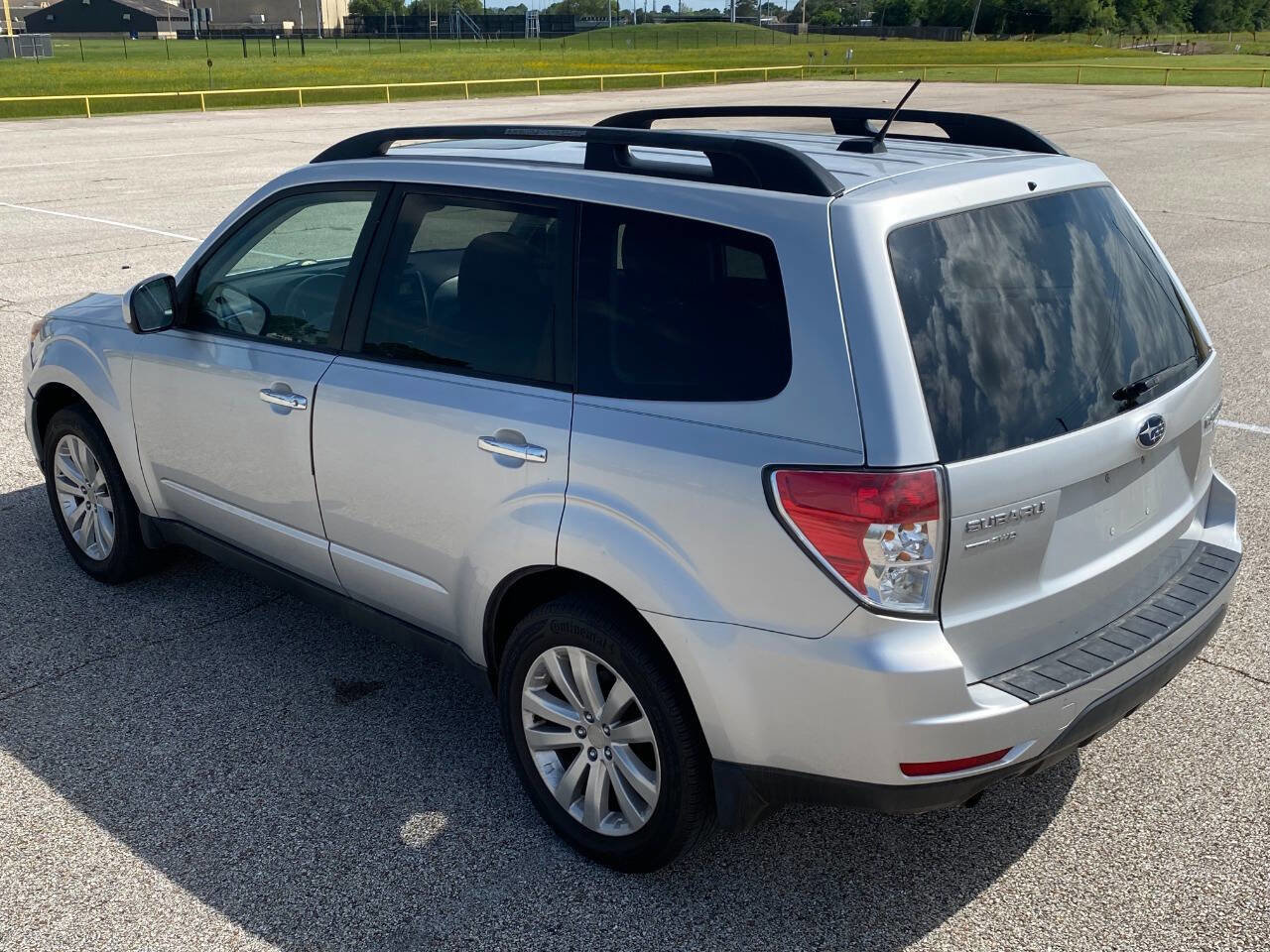 Used 2011 Subaru Forester 2.5X Premium w/ All-Weather Pkg AWD/4WD image 2