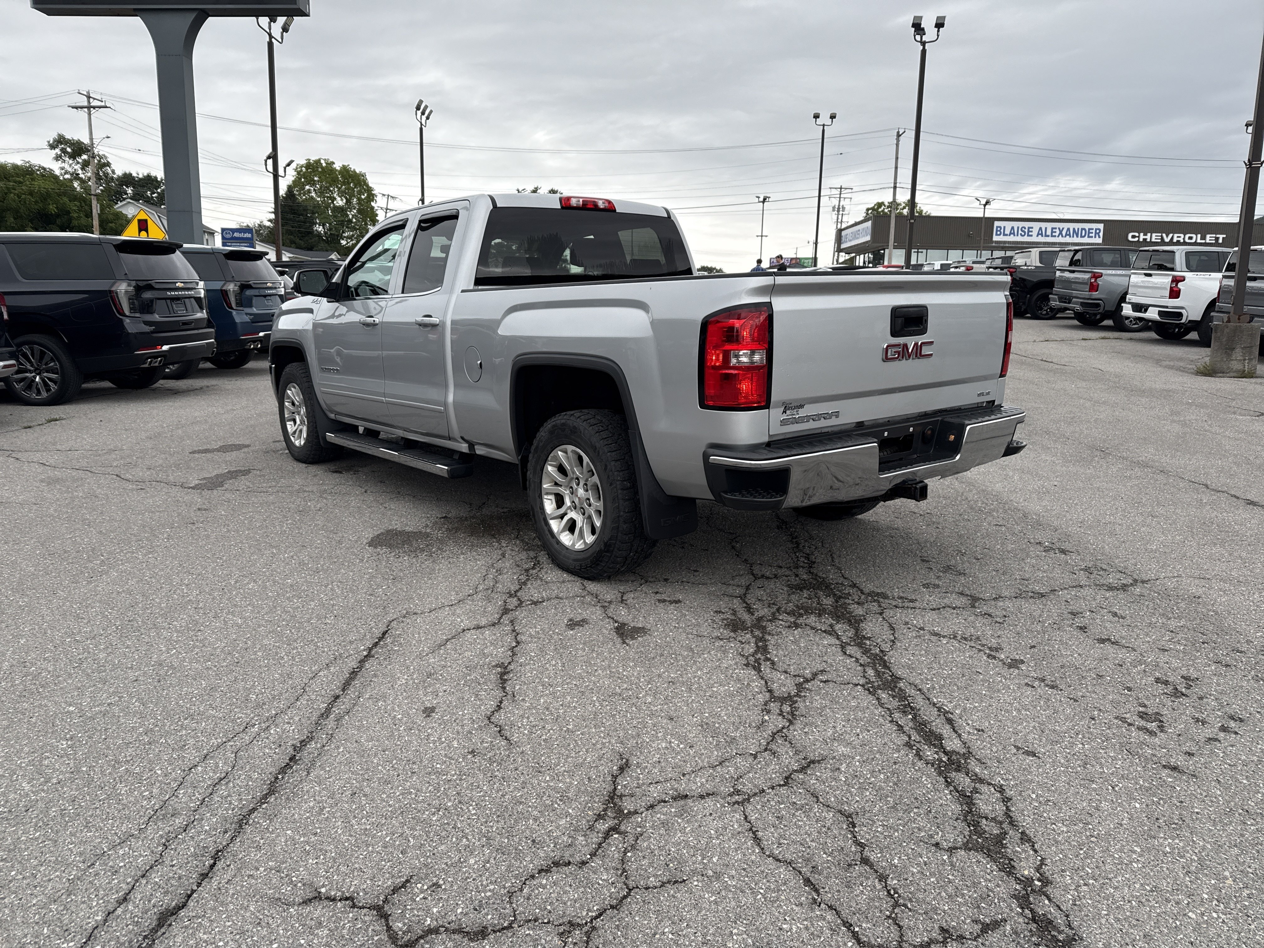 Used 2017 GMC Sierra 1500 SLE w/ SLE Value Package AWD/4WD image 6