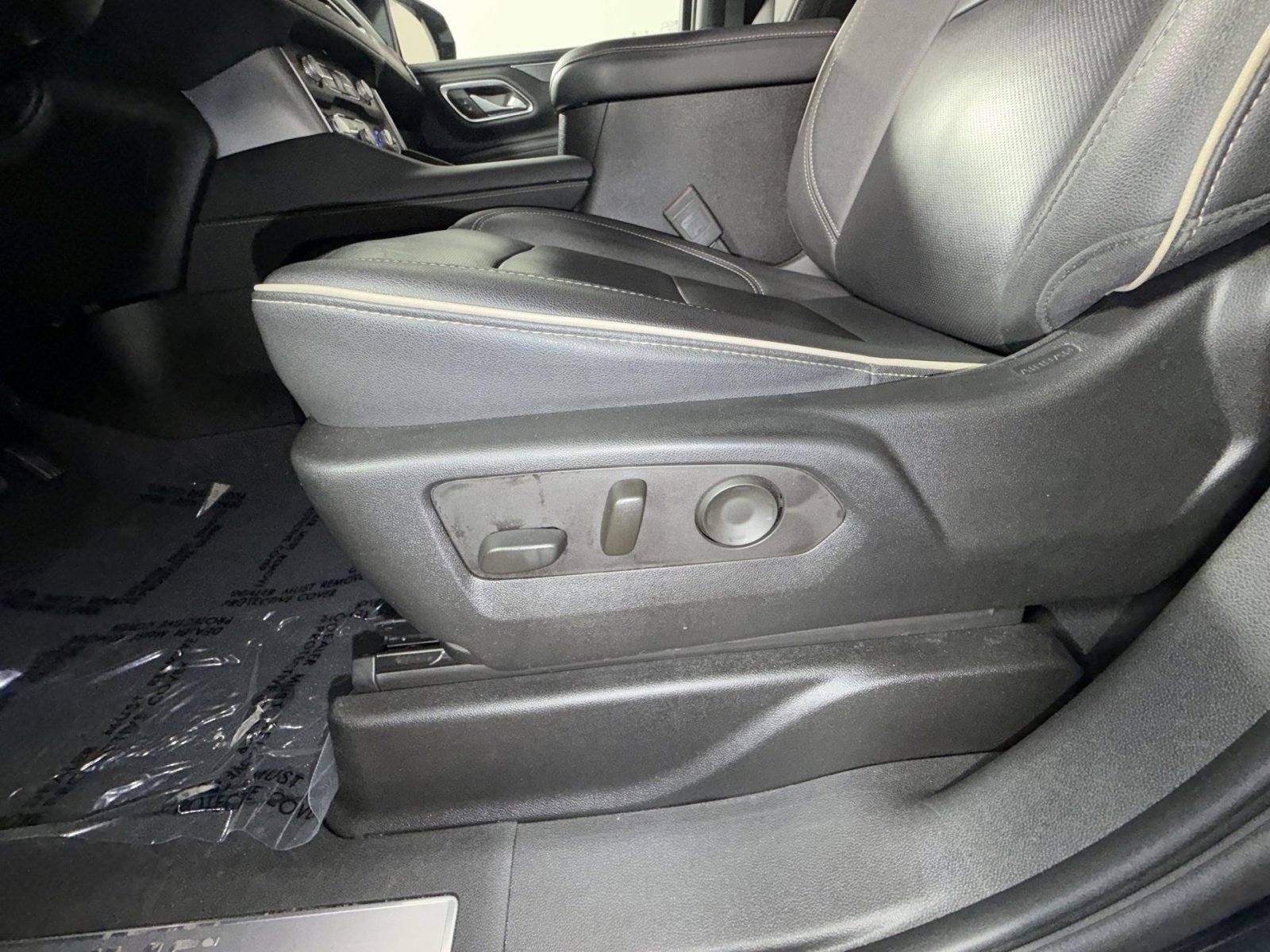 Used 2023 GMC Yukon XL SLT w/ SLT Premium Package image 14