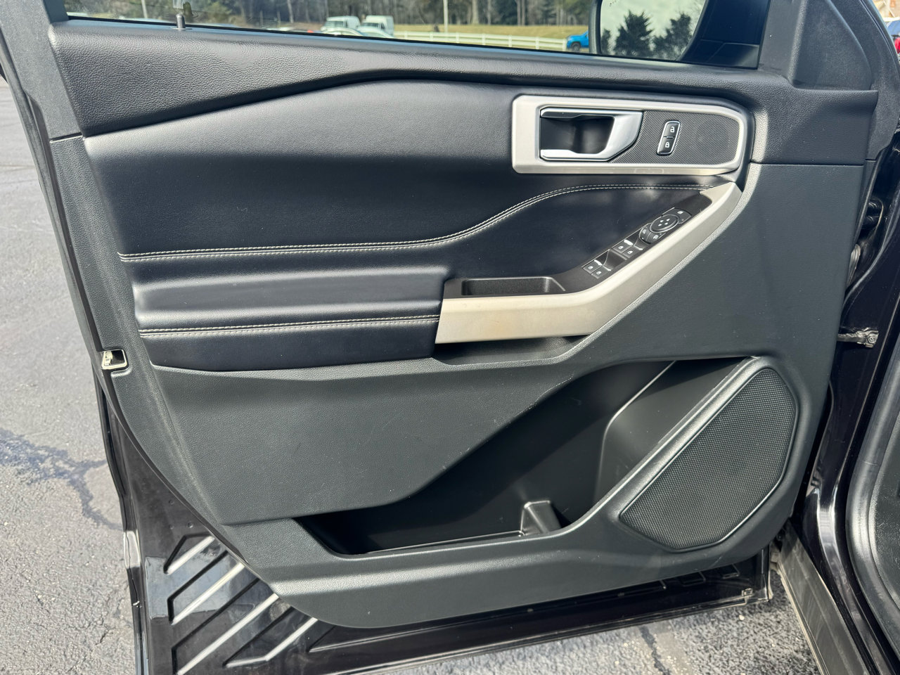 Used 2022 Ford Explorer XLT w/ Equipment Group 202A image 12