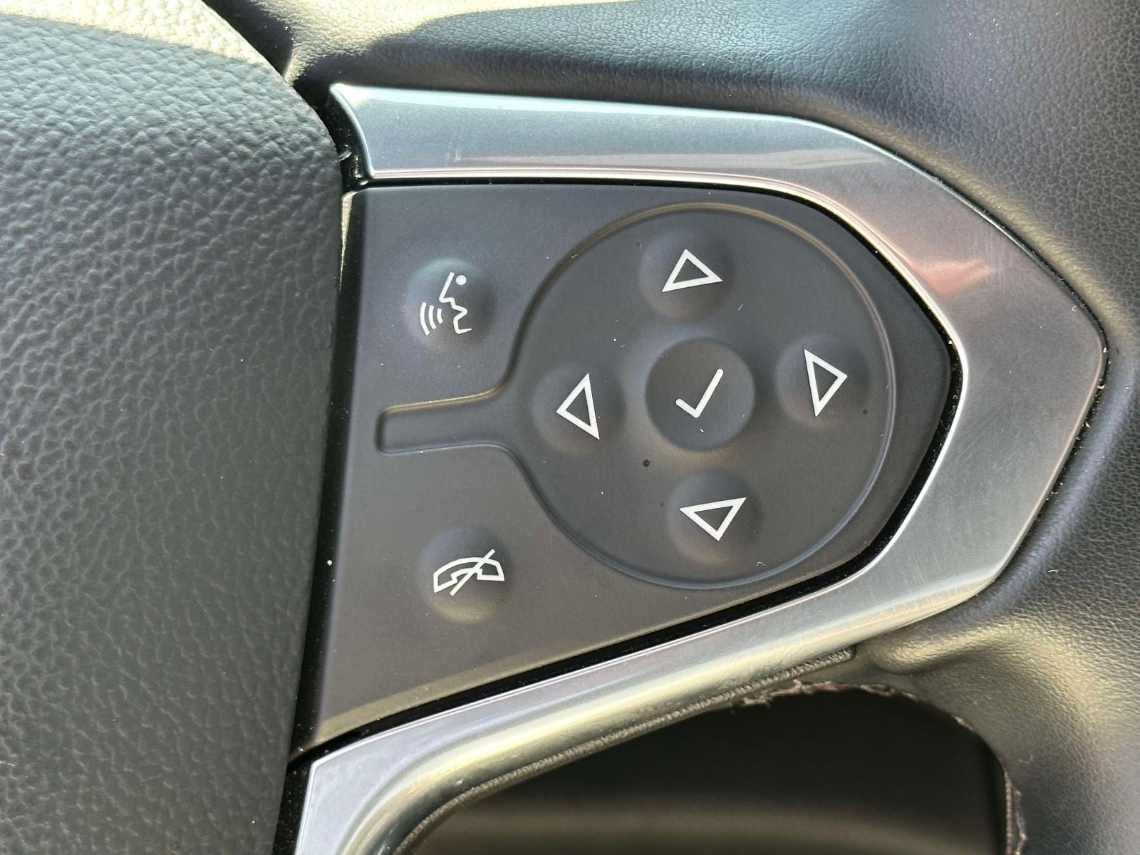 Used 2023 Chevrolet Traverse LT FWD image 21