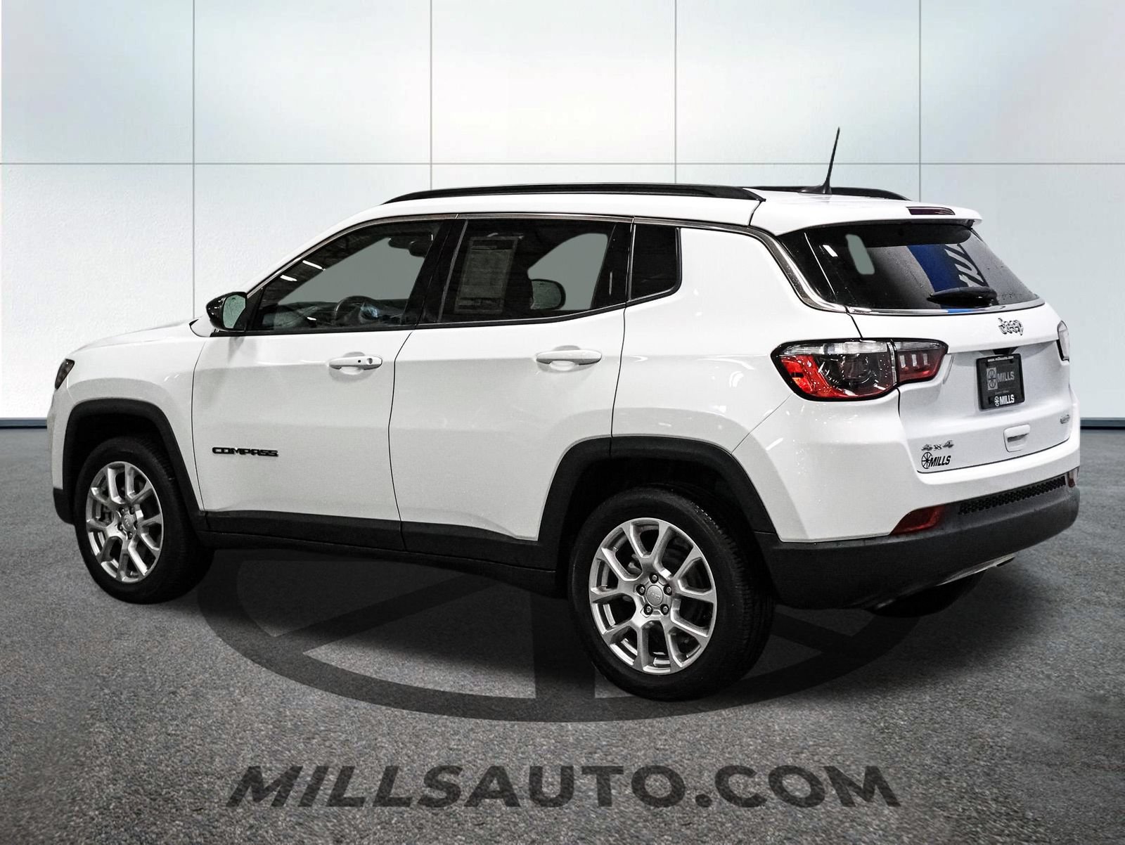 Used 2024 Jeep Compass Latitude AWD/4WD image 5