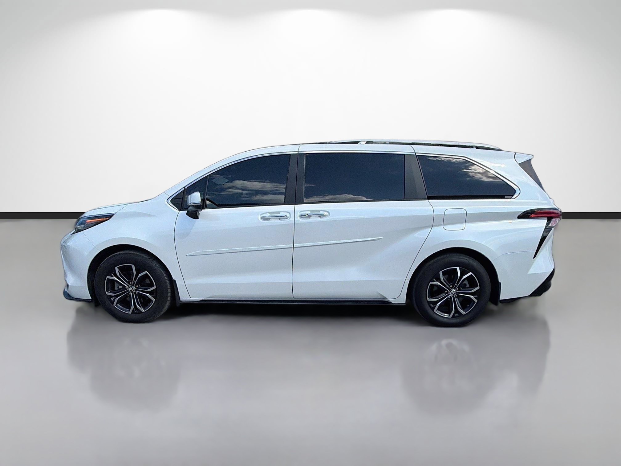 Used 2025 Toyota Sienna Platinum AWD/4WD image 6