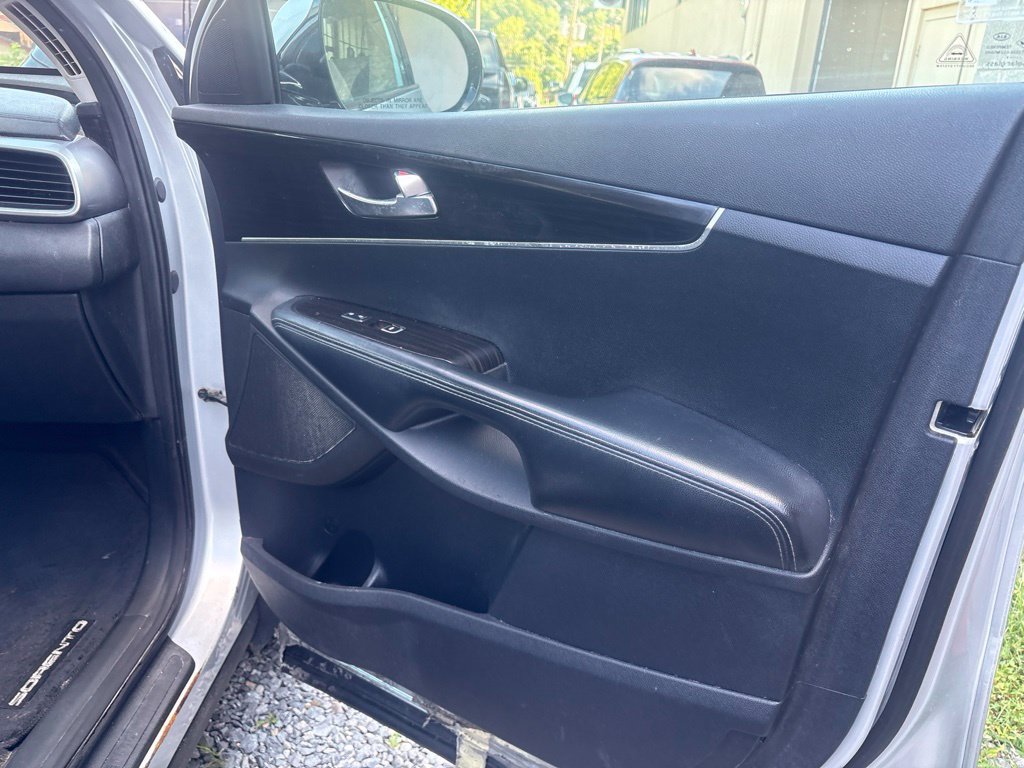 Used 2019 Kia Sorento L FWD image 17