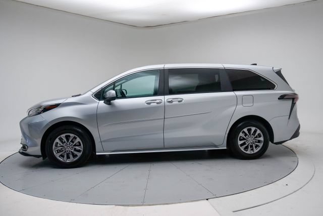Used 2025 Toyota Sienna XLE FWD image 18