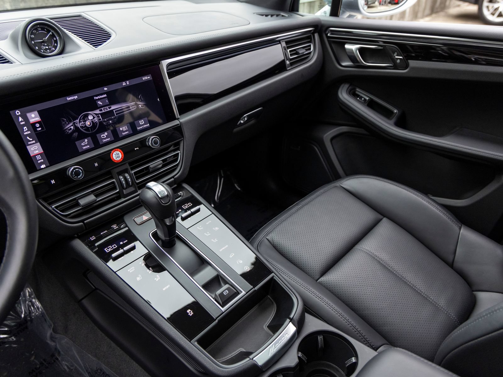 Certified 2026 Porsche Macan AWD/4WD image 46