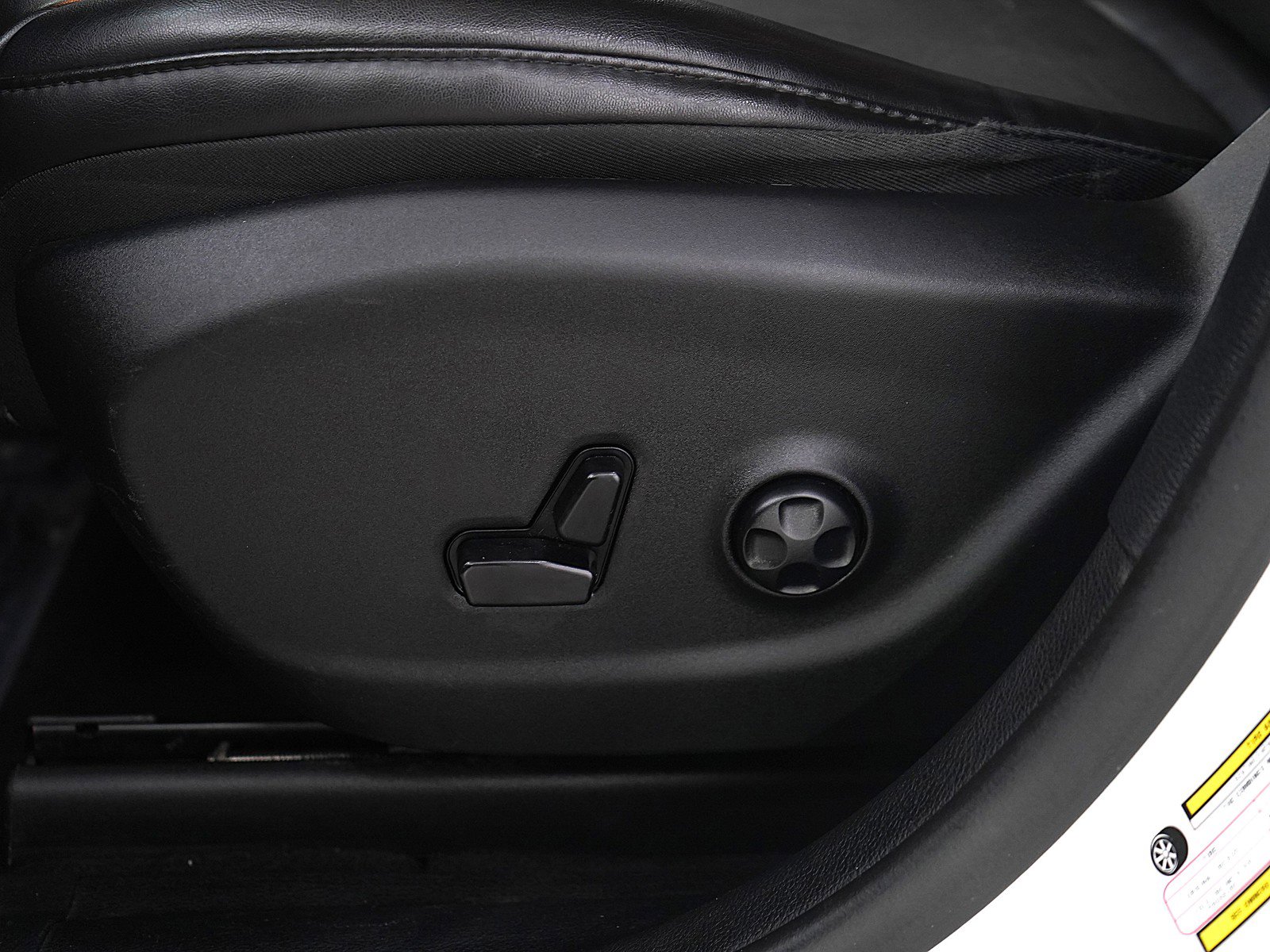 Used 2019 Jeep Cherokee Trailhawk w/ Cold Weather Group image 27