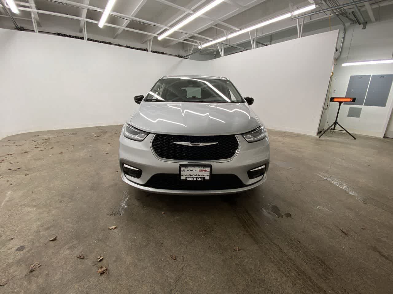 Used 2024 Chrysler Pacifica Touring-L FWD image 9