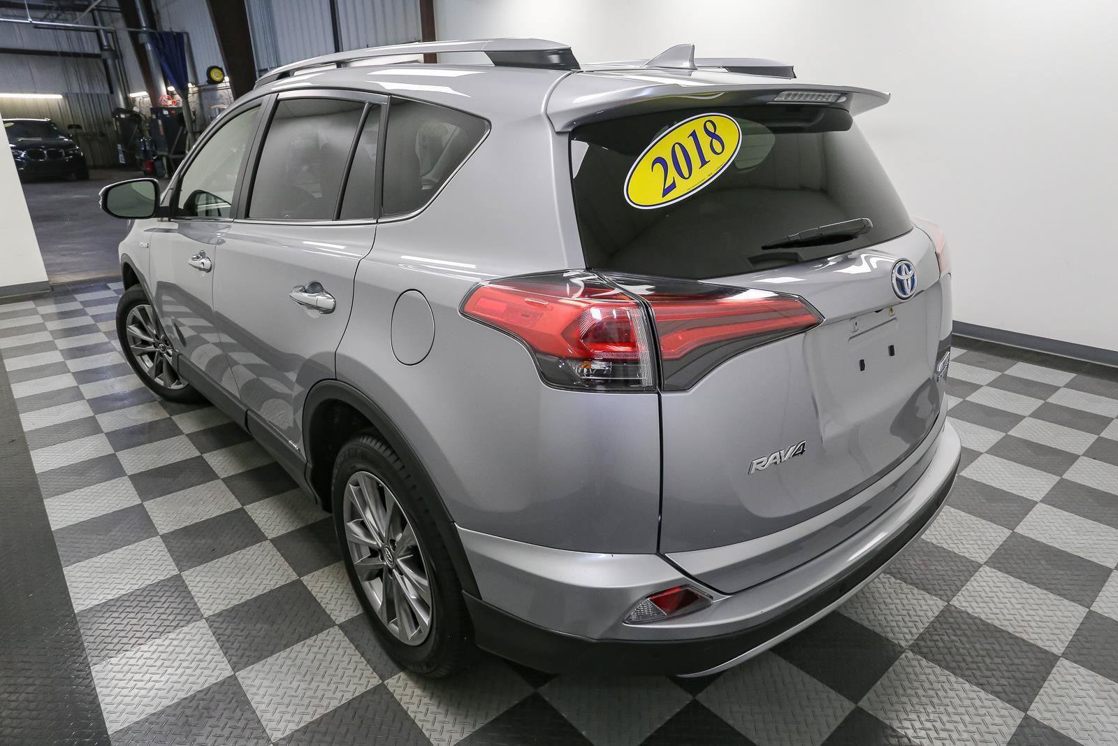 Used 2018 Toyota RAV4 Limited AWD/4WD image 10
