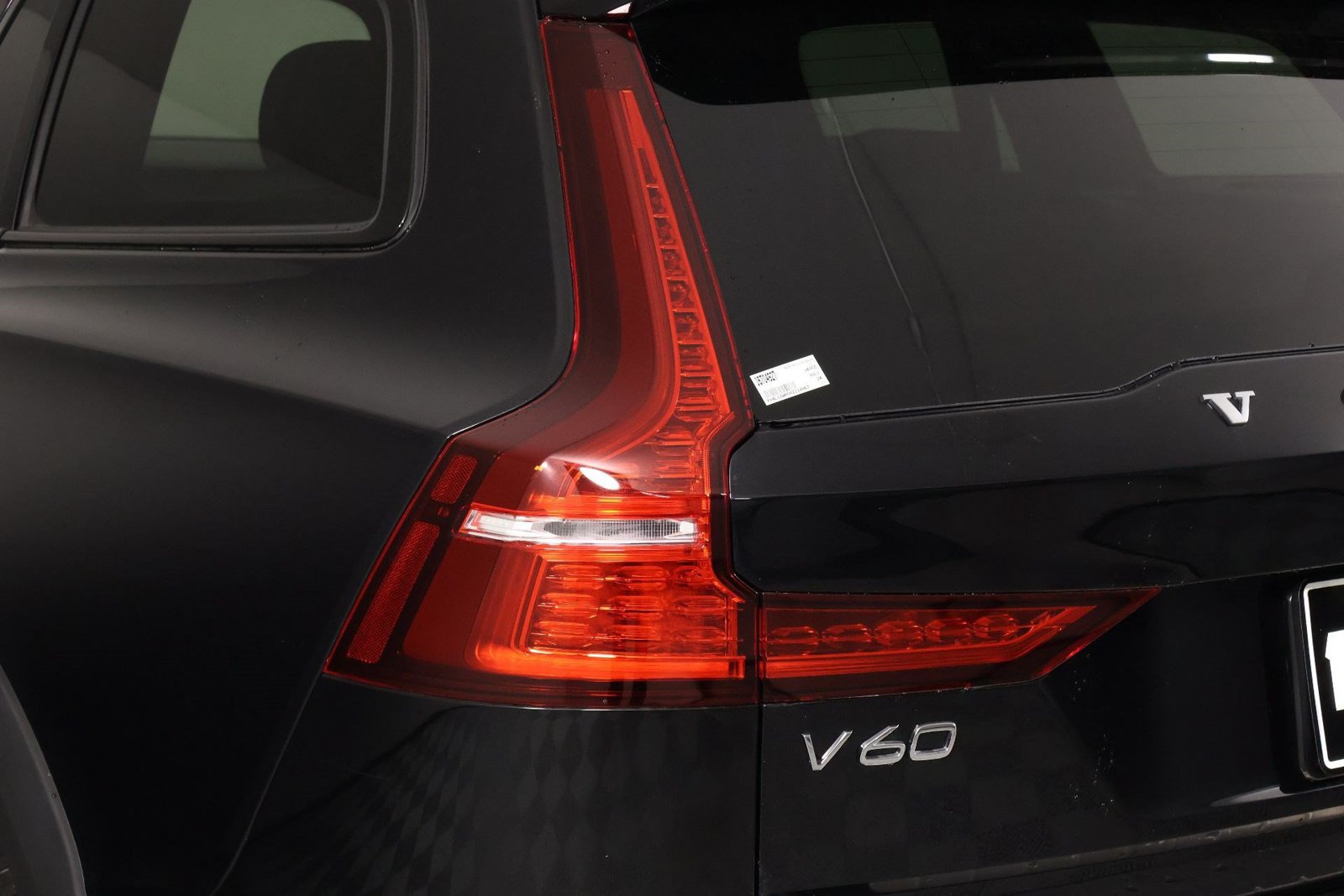 Certified 2024 Volvo V60 B5 Cross Country Ultimate w/ Protection Package Premier AWD/4WD image 18