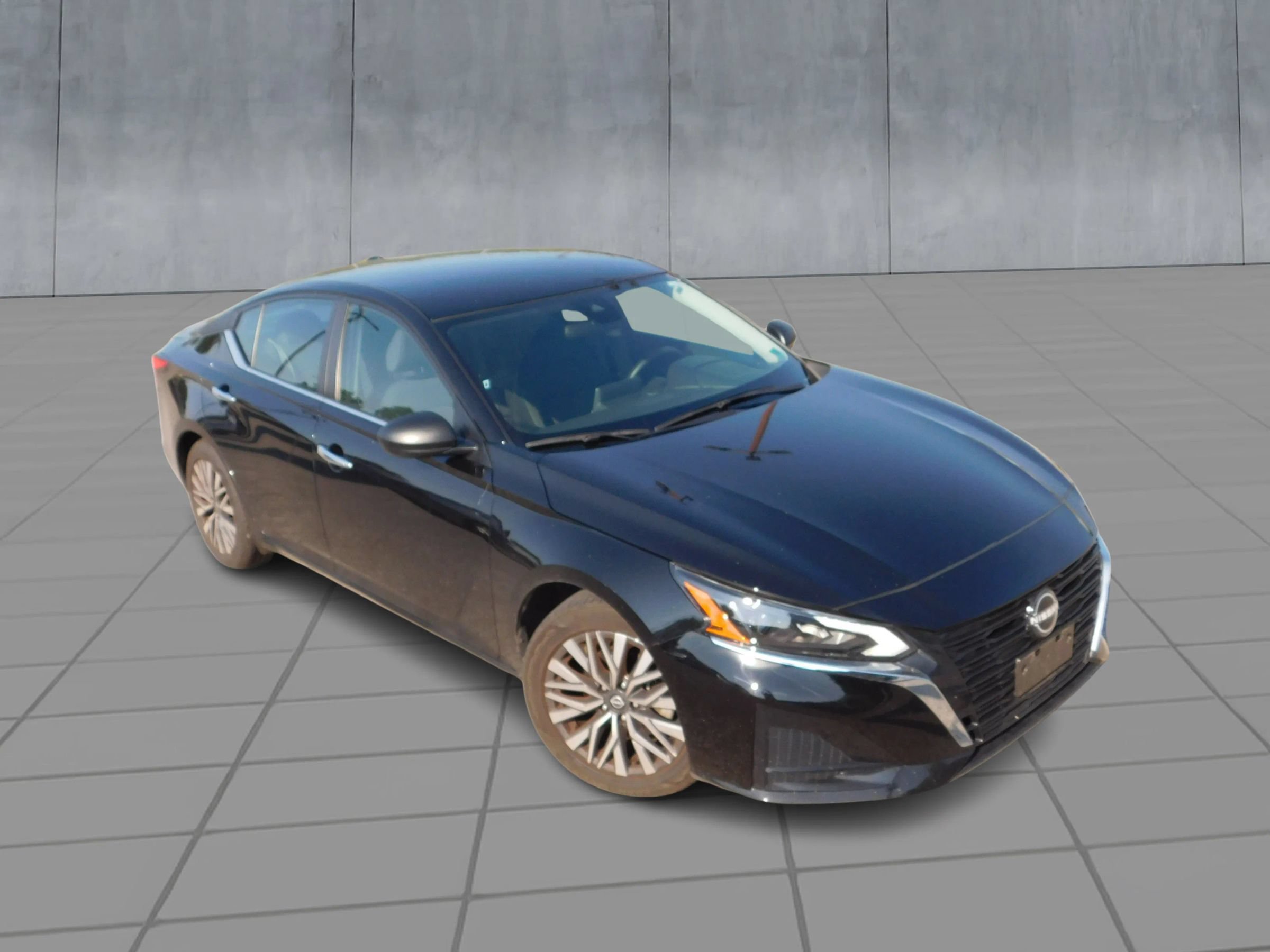 Used 2024 Nissan Altima 2.5 SV FWD image 2