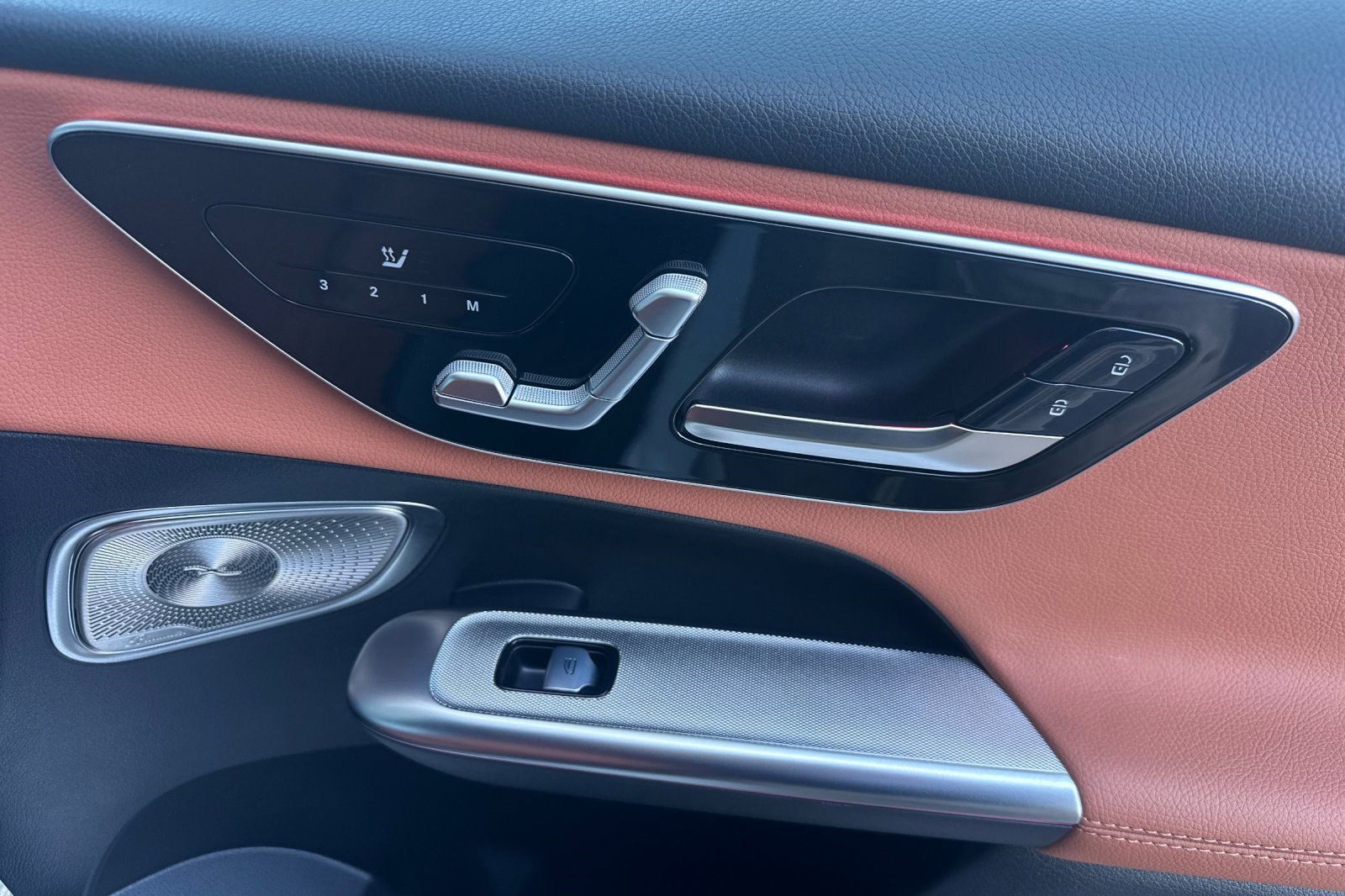 Used 2025 Mercedes-Benz GLC 350e 4MATIC image 22