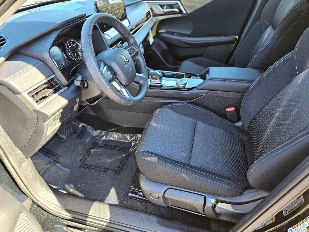 New 2025 Mitsubishi Outlander ES image 18