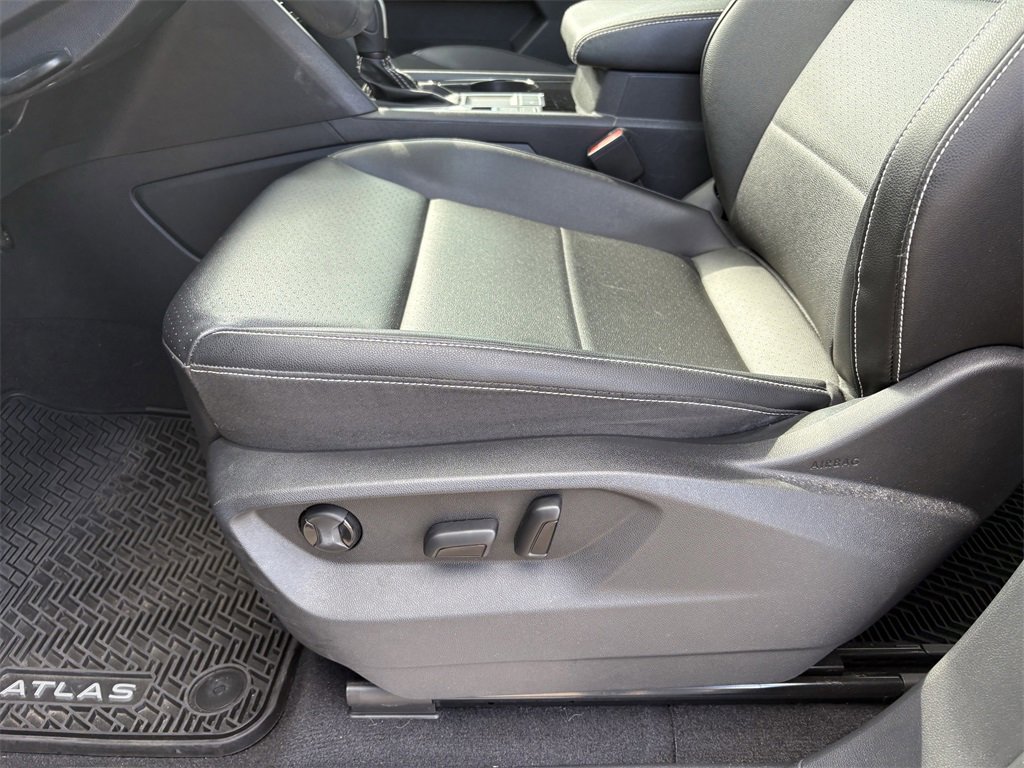 Used 2023 Volkswagen Atlas SE w/ Black Wheel Package image 13