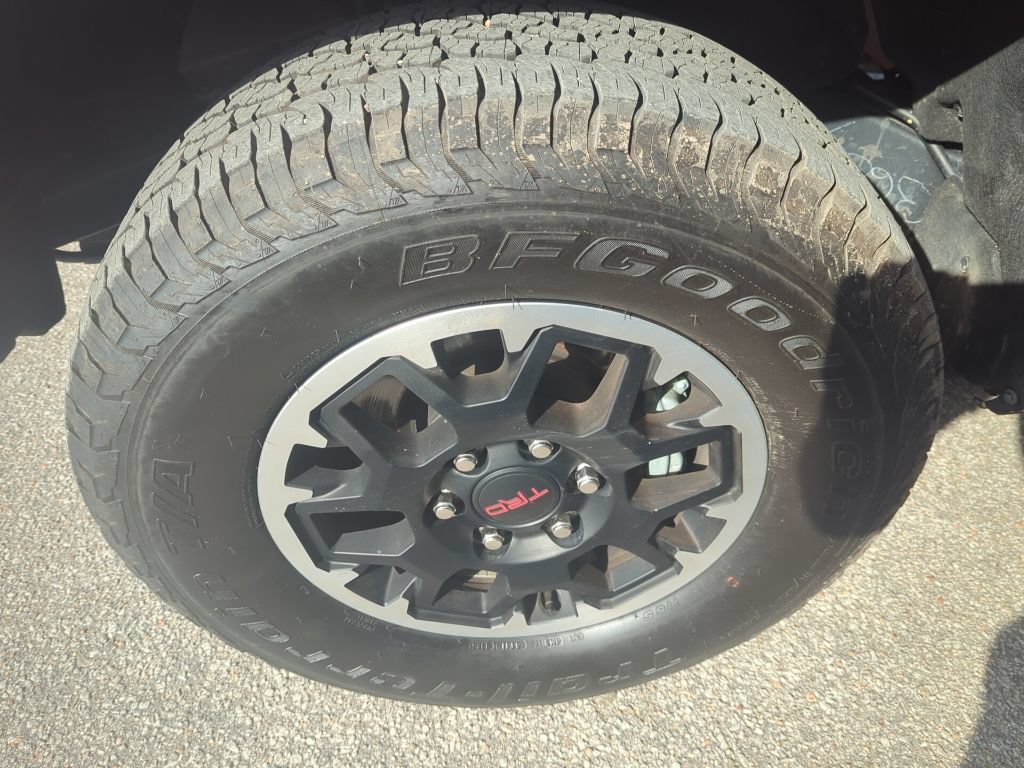 Used 2025 Toyota Tacoma TRD Off-Road AWD/4WD image 9