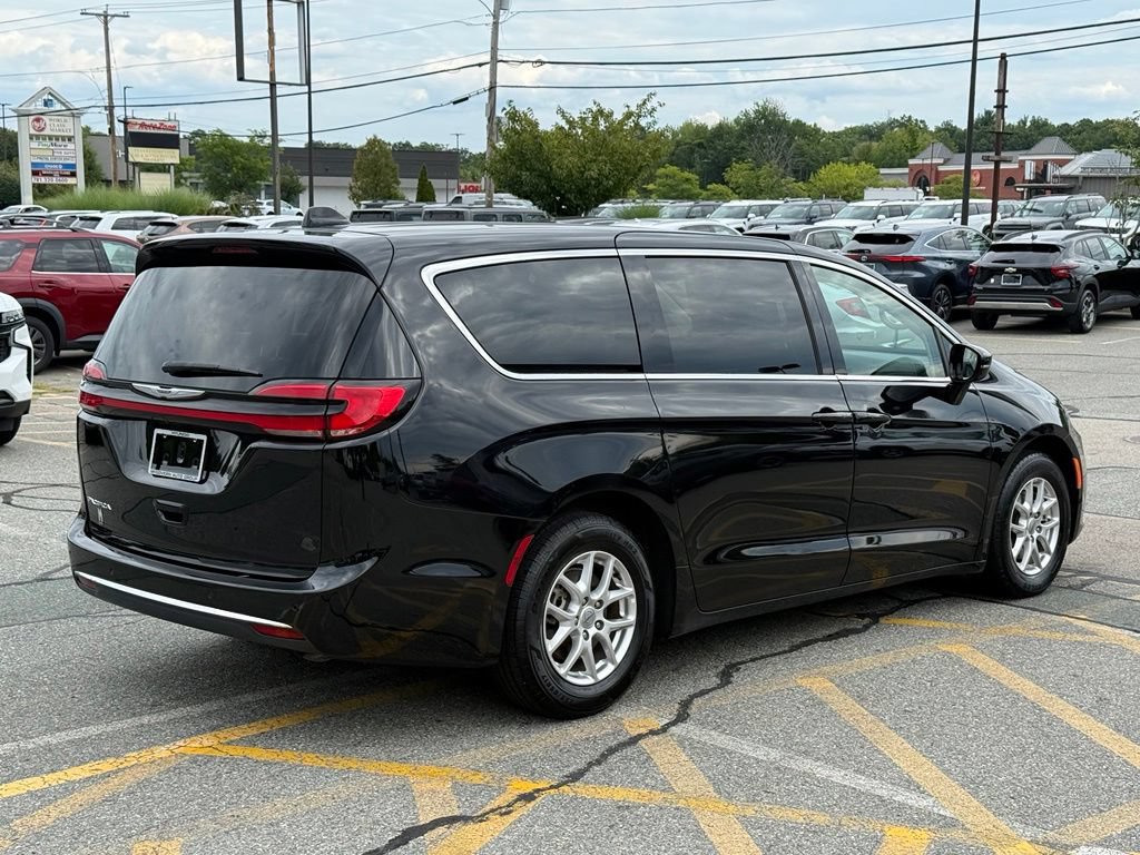 Used 2024 Chrysler Pacifica Touring-L FWD image 6