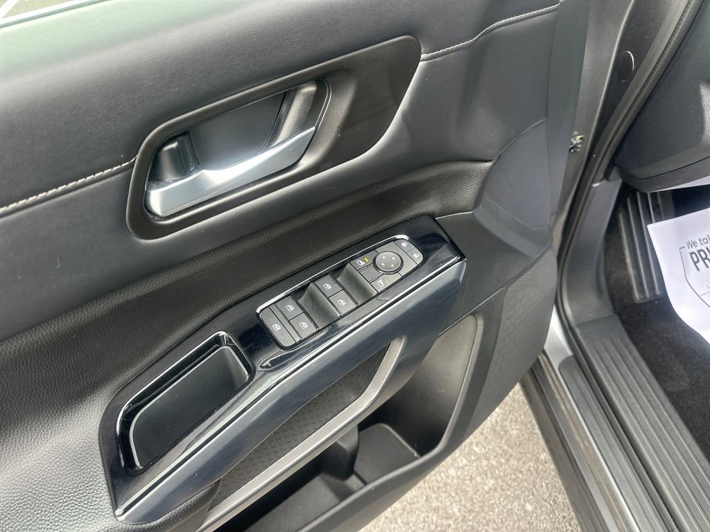 Used 2025 Nissan Pathfinder SL image 15