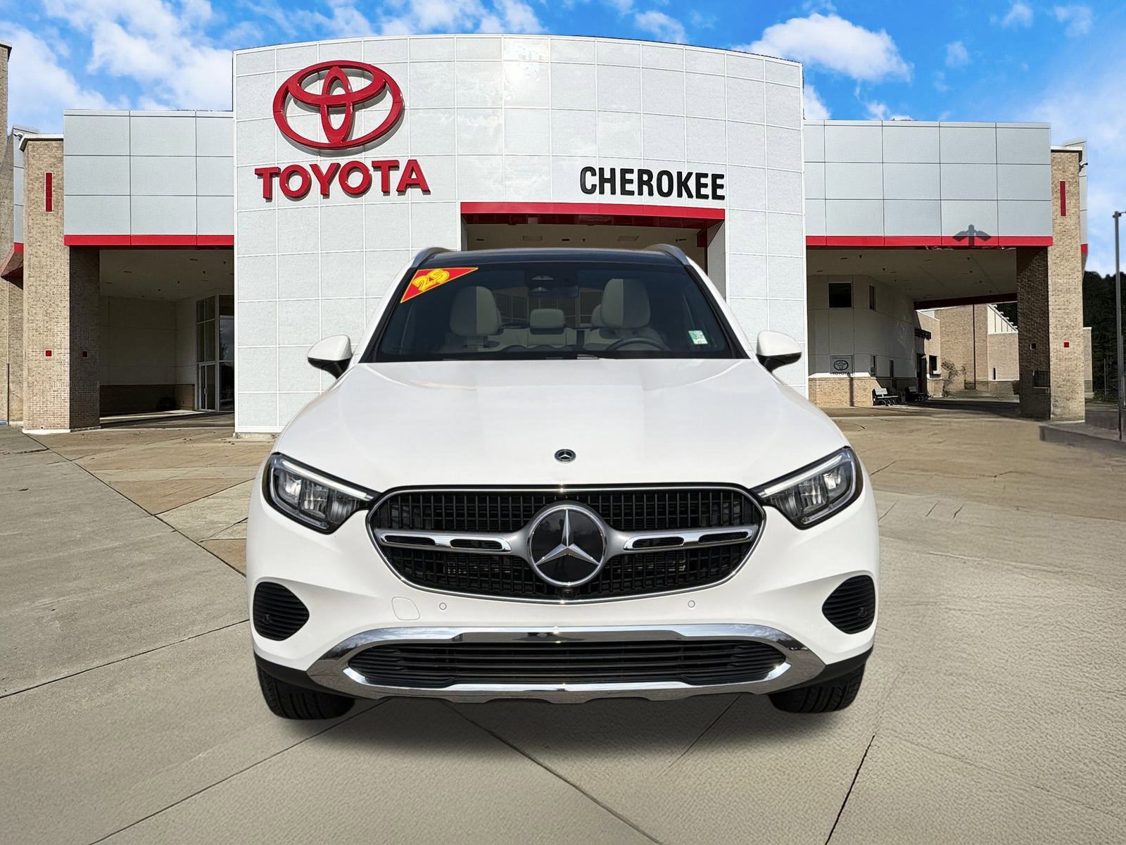 Used 2025 Mercedes-Benz GLC 300 4MATIC image 2