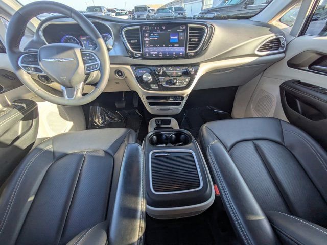 Used 2024 Chrysler Pacifica Touring-L image 13