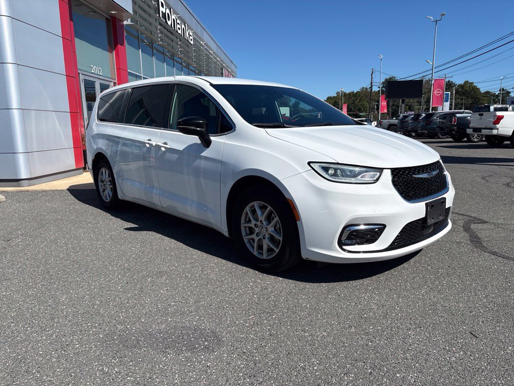 Used 2025 Chrysler Pacifica Select FWD image 3